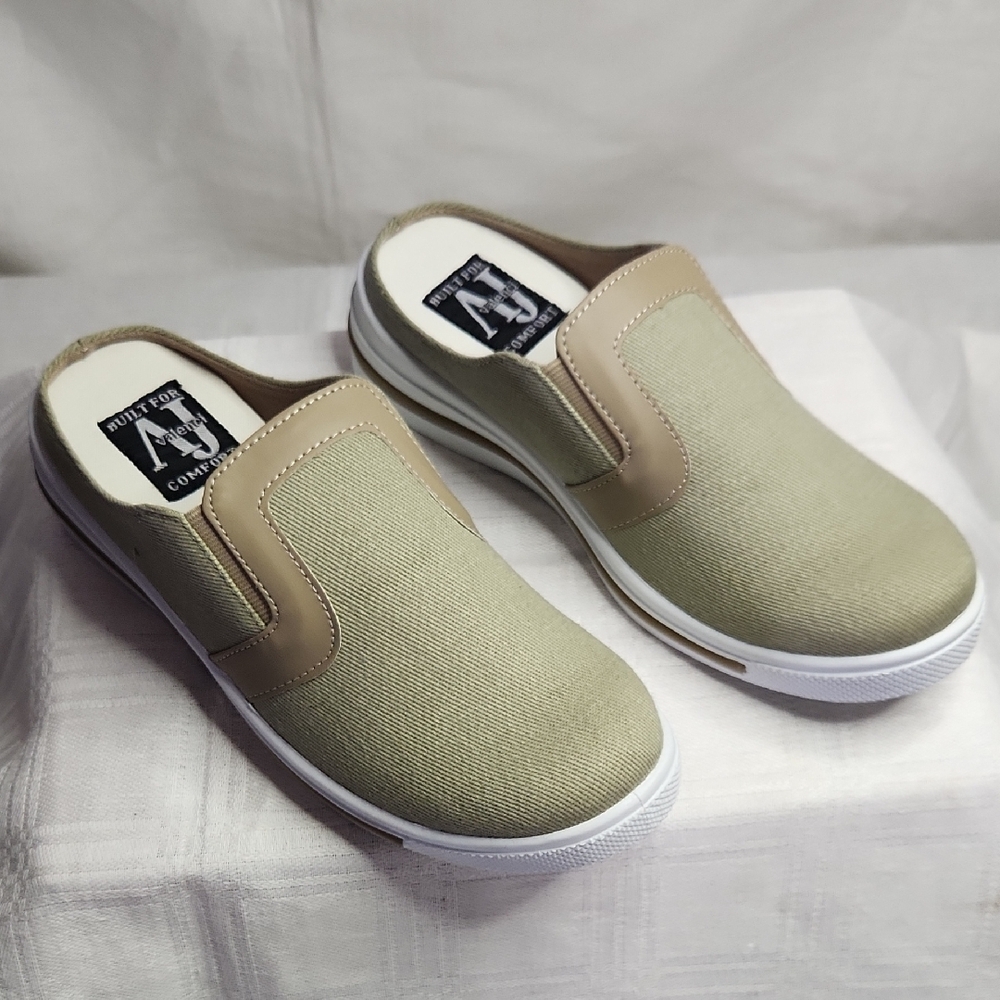NWT AJ Valenci Tan and Cream Mules